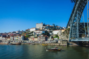 Dom Lus Köprüsü 'nün karmaşık metal yapısına yakın çekim,