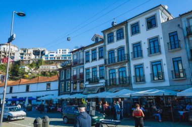 Geleneksel haham tekneleri arkada ikonik Dom Lus I Köprüsü ile Douro Nehri 'ne yanaştı., 