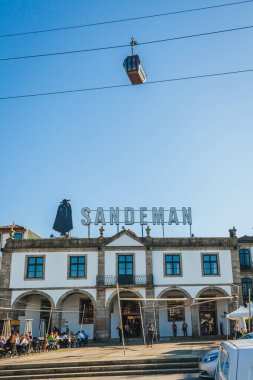Geleneksel haham tekneleri arkada ikonik Dom Lus I Köprüsü ile Douro Nehri 'ne yanaştı., 