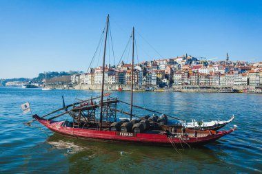 Geleneksel haham tekneleri arkada ikonik Dom Lus I Köprüsü ile Douro Nehri 'ne yanaştı., 