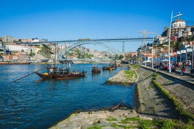 Geleneksel haham tekneleri arkada ikonik Dom Lus I Köprüsü ile Douro Nehri 'ne yanaştı., 