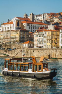 Bu fotoğraf Porto, Portekiz 'in tarihi Ribeira bölgesini Douro Nehri' nin karşısından gösteriyor. Resim, geleneksel kırmızı kiremitli çatıları ve çeşitli cepheleriyle Porto 'nun yoğun, renkli binalarını ön plana çıkarıyor..