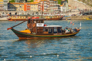 Portekiz 'in Porto kentindeki Douro Nehri manzarası. Geleneksel Rabelo teknelerinin şarap fıçılarını taşımak için tarihi olarak kullanıldığı bir manzara.