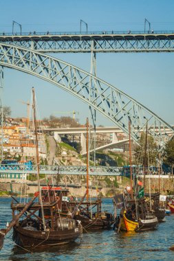 Geleneksel haham tekneleri arkada ikonik Dom Lus I Köprüsü ile Douro Nehri 'ne yanaştı., 