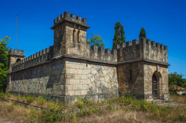 Yazın terk edilmiş küçük Portekiz kalesi