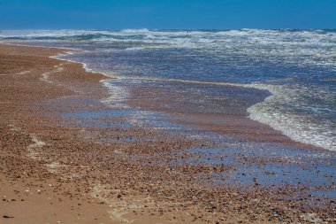 Portekiz sahillerinde güneşli bir günde Atlantik Okyanusu dalgaları