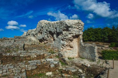 Antik taş kalıntıları, muhtemelen bir Roma yerleşiminden. Taşlar yıpranmış ve dengesizdir. Duvarların bazı bölümleri hala ayaktadır. Diğerleri ise çökmüş ya da kısmen aşınmıştır.