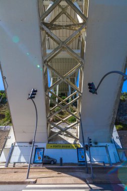 Bu fotoğraf Portekiz, Porto 'daki Arrbida Köprüsü' nün altından çarpıcı bir perspektif yakalar.