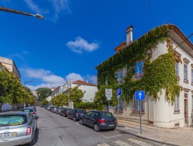 Çekici, geleneksel, yemyeşil bir Portekiz evi, güzel ve romantik bir sahne yaratıyor.