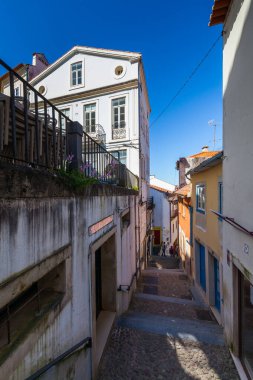 Coimbra 'nın mimarisinin güzelliğini ve çeşitliliğini gözler önüne seren renkli geleneksel Portekiz evleriyle dolu büyüleyici, dar bir cadde.