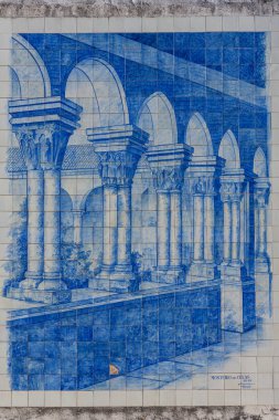 Çekici bir azulejo fayanslı duvar resmi manastırlı bir avluyu bir sıra sütunla tasvir ederek Portekiz mimarisinin güzelliğini gözler önüne seriyor.