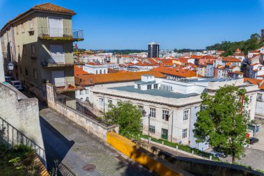 Portekiz 'in tarihi Coimbra şehrinden geçen pitoresk bir cadde şehrin ve Mondego Nehri' nin çarpıcı panoramik manzarasını sunuyor.