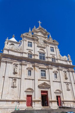 Coimbra 'da İsa' nın Kutsal İsminin (S Nova de Coimbra) yeni katedralinin heybetli cephesi