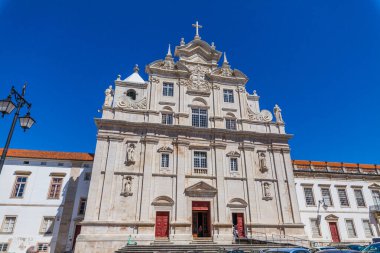 Coimbra 'da İsa' nın Kutsal İsminin (S Nova de Coimbra) yeni katedralinin heybetli cephesi