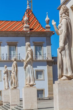Portekiz, Coimbra 'da tarihi bir binanın önünde duran bir sıra heykel.