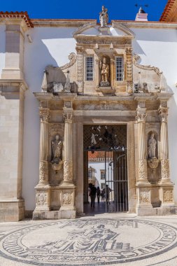 Coimbra Üniversitesi 'nin ikonik Demir Kapı' sı (Porta Ferrea), Manueline mimarisinin çarpıcı bir örneği