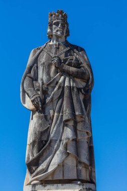 Portekiz Kralı I. Dinis 'in heykeli Portekiz' in Coimbra şehrinde dikiliyor.