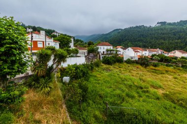 Geleneksel taş evleri ve yemyeşil tarlaları olan yuvarlanan tepelerin arasına kurulmuş pitoresk bir köy.