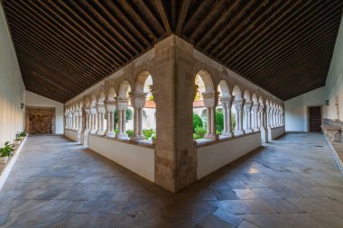 Kubbeli tavanı, ahşap sıraları ve sunak duvarı olan tarihi bir kilise iç mimarisi.
