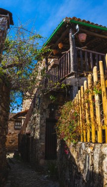 Geleneksel mimarinin karakteristik özelliği olan taştan binalarla kaplı dar bir kaldırım yolu.