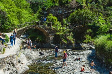 Bir nehir yatağı, insanların doğal ortamın tadını çıkardıkları bir yer..