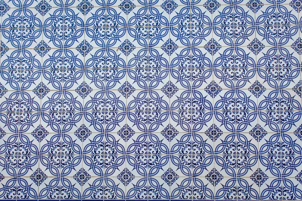 Geleneksel Portekiz azulejo fayanslarının detaylı bir kalıbı. Karmaşık mavi-beyaz tasarımlarıyla karakterize edilir.