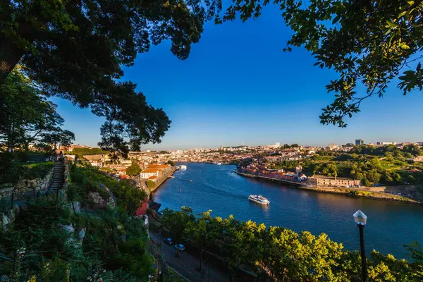 Nehir kenarındaki ecture astarı. Sakin mavi sular teknelerle dolu, hareket ve yaşam hissi yaratıyor.
