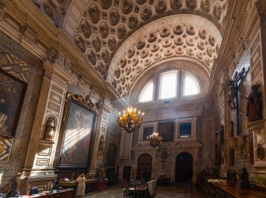 Büyük, gösterişli iç gösteriler karmaşık mimari detaylar içeriyor. Kasalı bir tavan, kemerli pencereler ve özenle hazırlanmış avizeler. Huzurlu ve görkemli bir atmosfer yaratıyor.