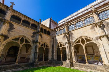 Son görüntü, tarihi bir manastır avlusunun geniş açılı görüntüsünü sunar.