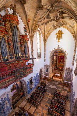 Büyük tarihi bir kilisenin içini görmek, özenle hazırlanmış bir boru orgu, yüksek tavanlar, süslü sunaklar ve sıralar, mavi ve beyaz azulejo fayanslarının bölümleriyle