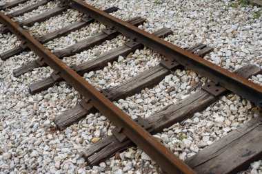 Eski tren yolu, paslı çelik demiryolu.