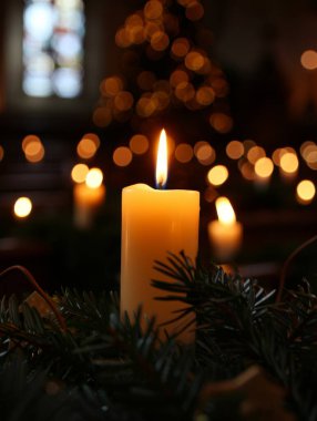 Halk, Noel arifesi mum ışığı töreni için huzurlu ve kutsal bir atmosferde bir araya geldi..