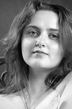 Çekici, kahverengi saçlı bir kızın portresi.