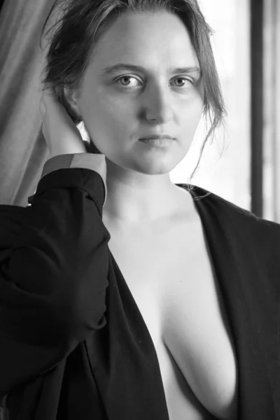 Egy Fiatal Csinos Lány Portréja Fekete Kabátban Meztelen Testen — Stock Fotó