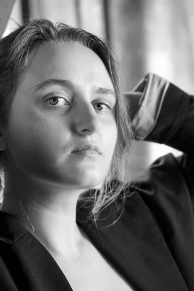 Портрет Молодой Привлекательной Девушки Черной Куртке Обнаженном Теле — стоковое фото