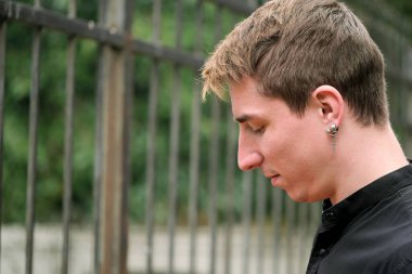 Siyah tişörtlü yakışıklı bir adamın portresi. Yakın plan sokak fotoğrafı.