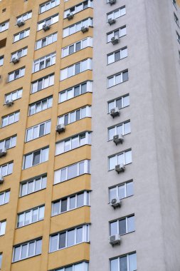 Sonbahar bulutlu bir günde güzel renkleri olan modern bir şehir evinin cephesi.