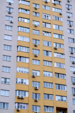 Sonbahar bulutlu bir günde güzel renkleri olan modern bir şehir evinin cephesi.