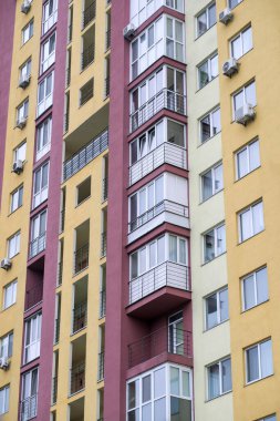 Sonbahar bulutlu bir günde güzel renkleri olan modern bir şehir evinin cephesi.