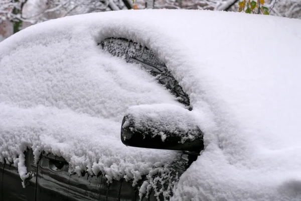 Темный Пассажирский Автомобиль Городской Парковке Покрытой Снегом Облачный Зимний День — стоковое фото