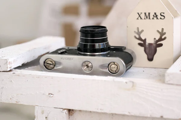 Stará Filmová Kamera Leží Polici Vedle Krabice Vánoční Svíčku Zblízka — Stock fotografie