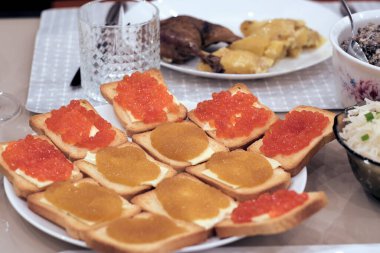 Akşam yemeği için ev yapımı yemek masası, soğuk mezeler ve sandviçler.