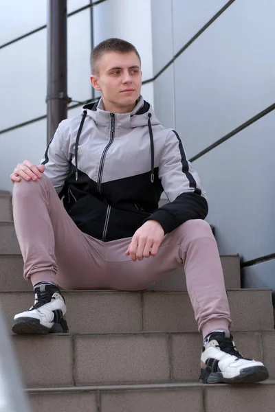 Porträtt Ung Stilig Kille Med Kortklippt Frisyr Gatan Våren Staden — Stockfoto