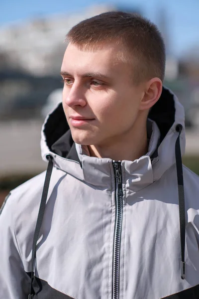 Porträt Eines Jungen Gut Aussehenden Mannes Mit Kurzhaarschnitt Auf Der — Stockfoto