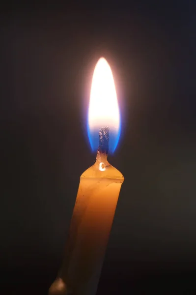 파라핀 촛불은 어두운 배경에서 심지어 위에서 타오르고 — 스톡 사진