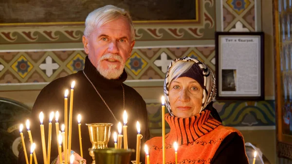 幸福美丽的老人已婚夫妇灰色头发与蜡烛在东正教 — 图库照片