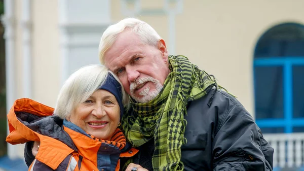 Starší Šedovlasý Optimistický Pár Lásce Muž Žena Pozadí Žluté Podzimní — Stock fotografie