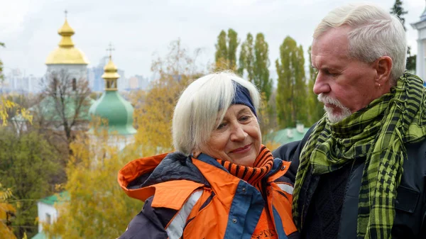 Een Bejaard Grijs Harig Optimistisch Echtpaar Liefde Man Vrouw Tegen — Stockfoto