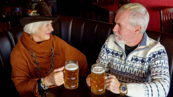 Bira Barında Bira Içip Rahatlayan Tatlı Bir Çift Yaşlı Adam — Stok fotoğraf