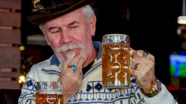 Ηλικιωμένος Γκριζομάλλης Γενειοφόρος Όμορφος Άντρας Ένα Μπαρ Μπύρες Ξεκουράζεται — Φωτογραφία Αρχείου